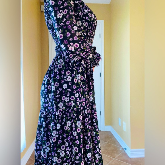 Suzy Shier Dresses & Skirts - Suzy Shier size M Floral long sleeve dress